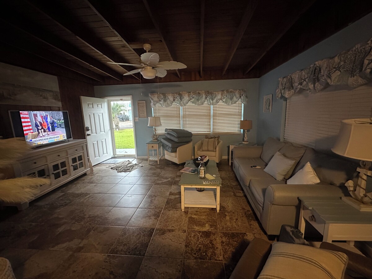 Photo 3 of 2-bedroom house in Destin with WiFi, AC, golf cart, minutes away from the beach