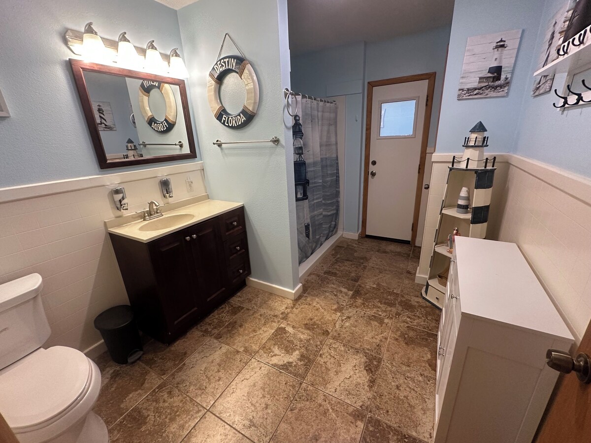 Photo 5 of 2-bedroom house in Destin with WiFi, AC, golf cart, minutes away from the beach
