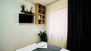 1 bedroom, iron/ironing board, travel cot, free WiFi
