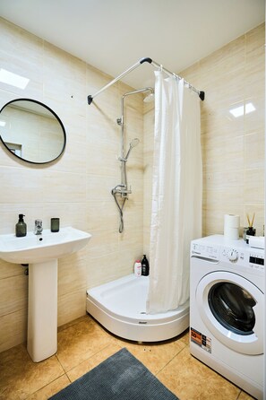 Douche, séchoir à cheveux, serviettes fournies, savon