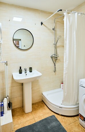 Douche, séchoir à cheveux, serviettes fournies, savon