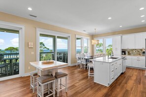 Casa, piscina particular, vista para o oceano | Cozinha privada | Geladeira grande, micro-ondas, fogão, cooktop