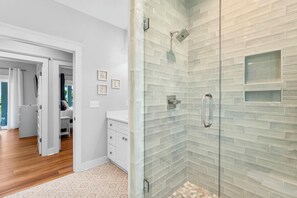 Ferienhaus, eigener Pool, Meerblick | Badezimmer | Haartrockner, Handtücher
