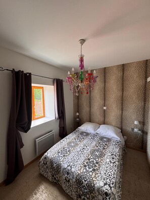 6 bedrooms, iron/ironing board, WiFi, bed sheets