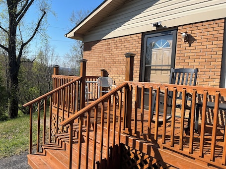 Property grounds. Charming 3-bedroom house with WiFi, AC in Pineville Kentucky