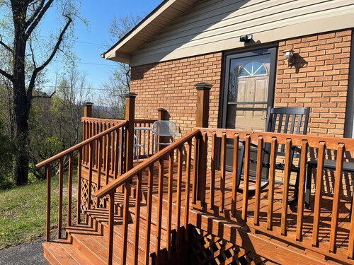 Charming 3-bedroom house with WiFi, AC in Pineville Kentucky