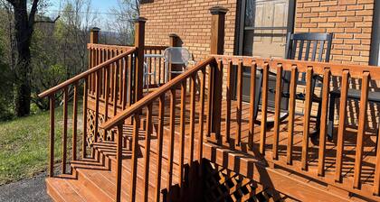 Charming 3-bedroom house with WiFi, AC in Pineville Kentucky
