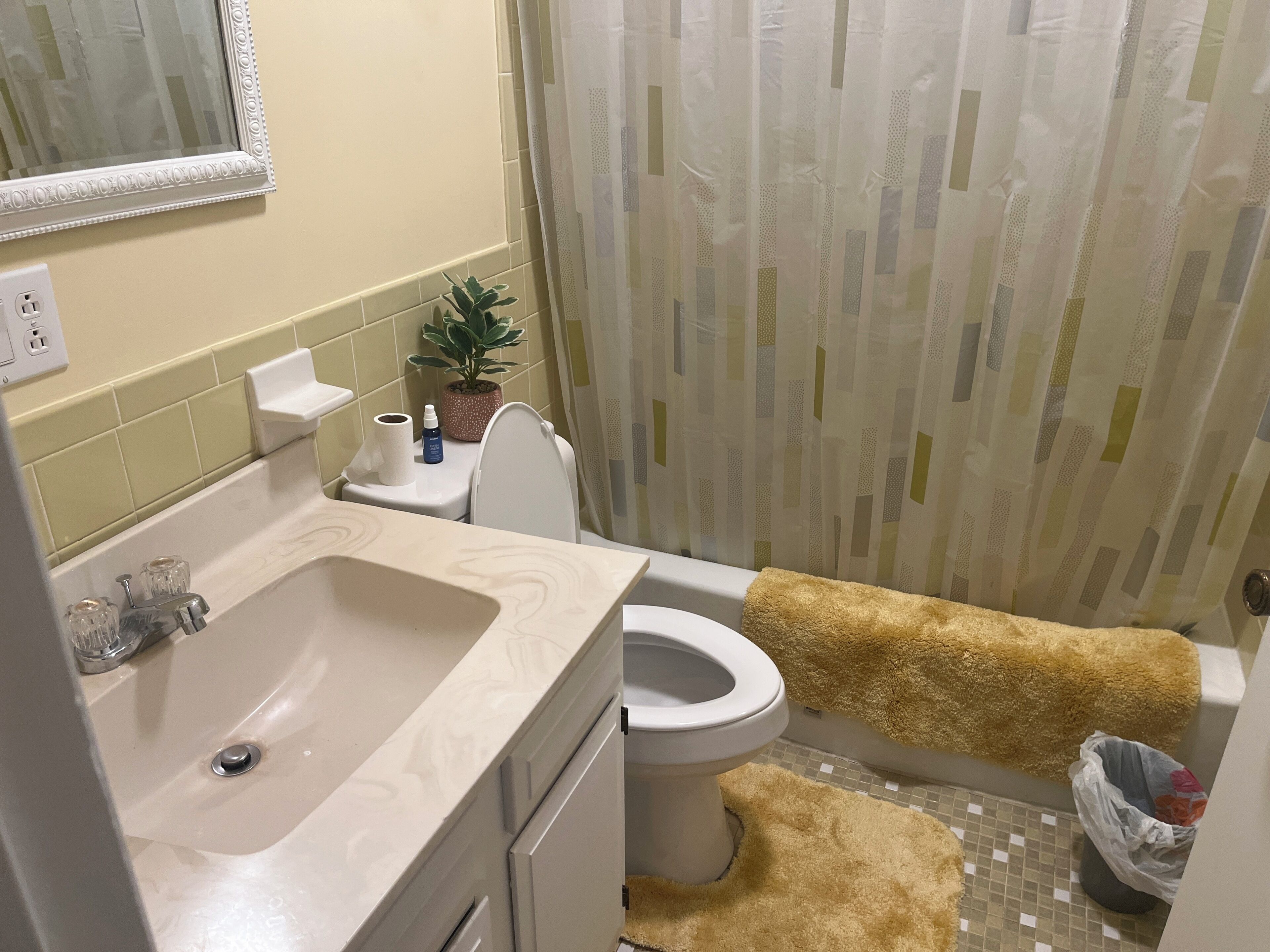 Haartrockner, Handtücher, Seife, Toilettenpapier