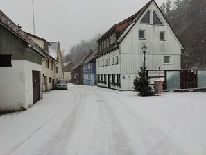 Una calle cubierta de nieve con edificios a ambos lados.
