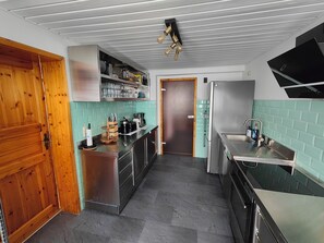 Kjøleskap, ovn, kokeplater og oppvaskmaskin