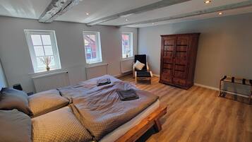 5 Schlafzimmer, Schreibtisch, Reisekinderbett, WLAN