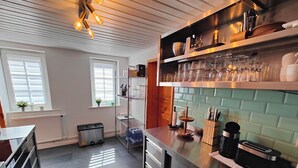 Kaffetrakter/tekoker, kjøleskap, ovn og kokeplater