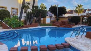 Una piscina al aire libre