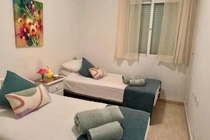 3 chambres, fer et planche à repasser, Wi-Fi gratuit, draps fournis
