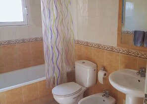 Maison | Salle de bain | Douche, séchoir à cheveux, serviettes fournies