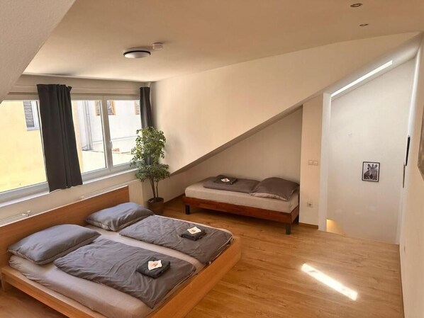 2 室のベッドルーム、アイロン / アイロン台、WiFi、ベッドシーツ