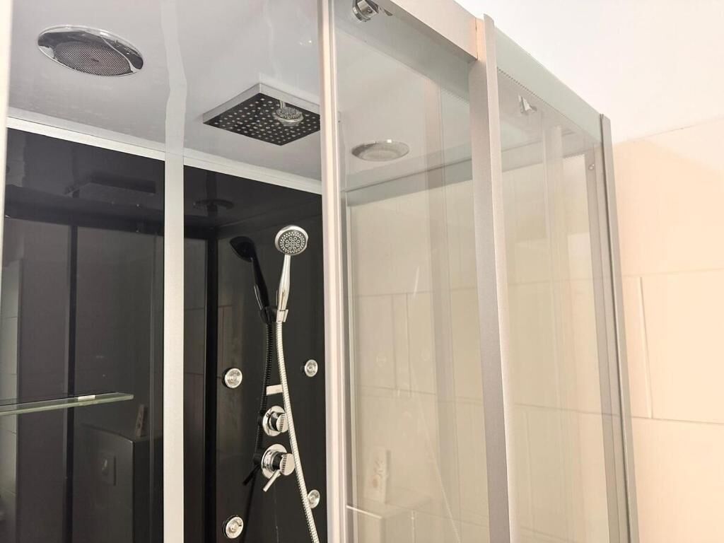 Haartrockner, Handtücher, Seife, Toilettenpapier