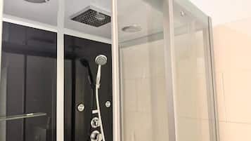 Haartrockner, Handtücher, Seife, Toilettenpapier