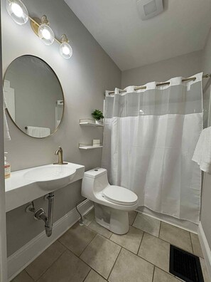 Secadora de cabello, toallas, jabón, papel de baño