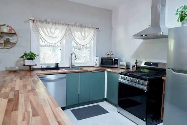 Four à micro-ondes, un four, surface de cuisson, lave-vaisselle