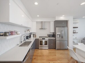 Een koelkast, een microgolfoven, een oven, een kookplaat