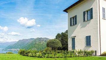 公寓, 泳池景观 | 高档床上用品、羽绒被、熨斗/熨衣板、免费 WiFi