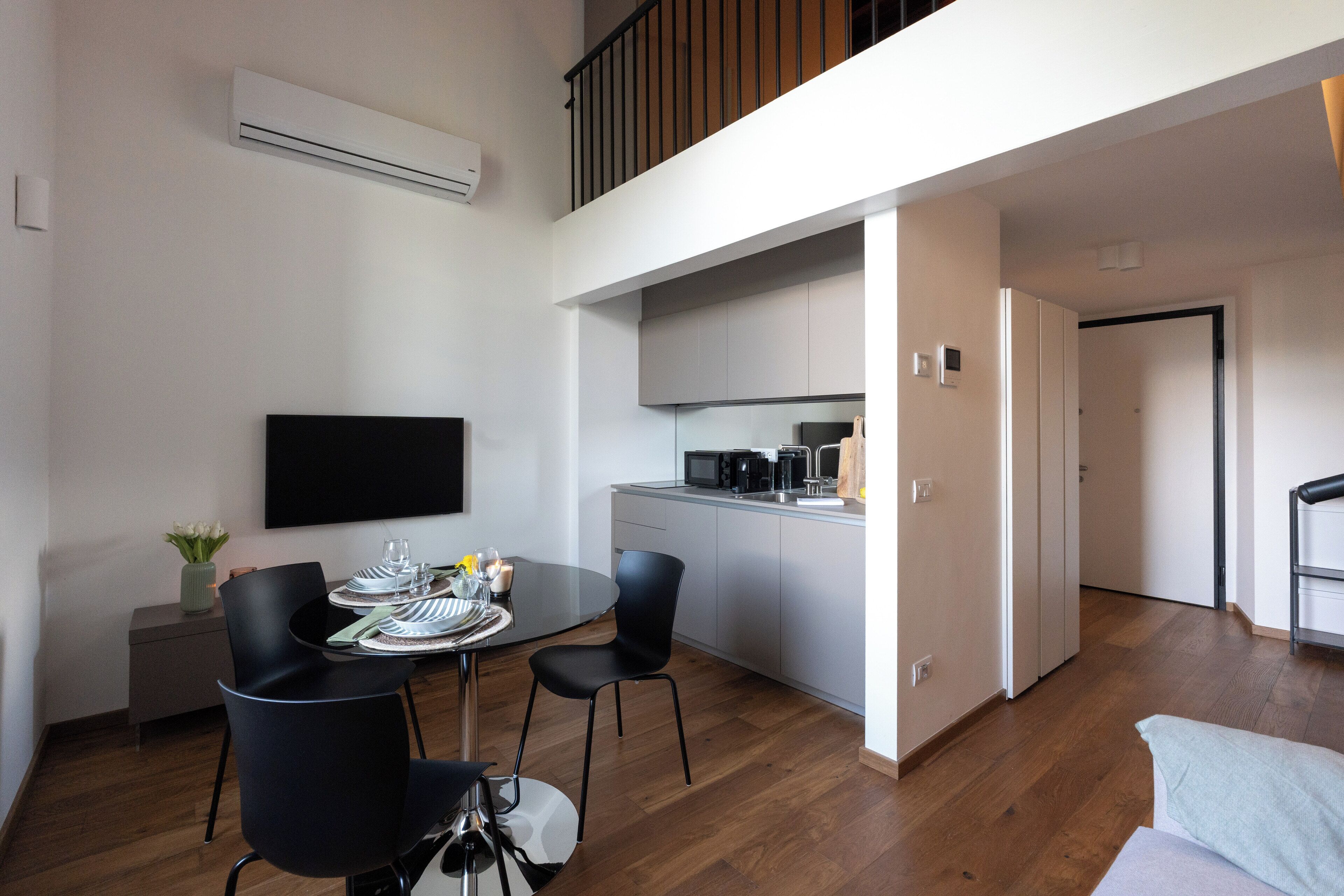 Un apartamento moderno con comedor, cocina y balcón.