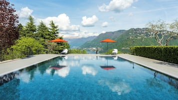 公寓, 泳池景观 | 高档床上用品、羽绒被、熨斗/熨衣板、免费 WiFi