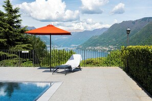 Seasonal outdoor pool, pool umbrellas, pool loungers - Villa Maderni Breathtaking (Como)