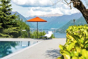 Seasonal outdoor pool, pool umbrellas, pool loungers - Villa Maderni Breathtaking (Como)