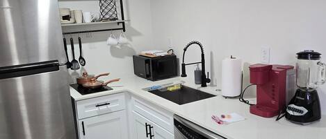 ثلاجة، ميكروويف، موقد طهي مسطح، غسالة أطباق