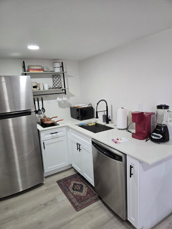 Fridge, microwave, stovetop, dishwasher