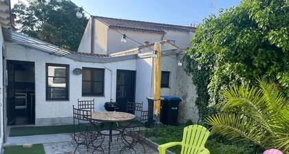 Charming Echoppe Rochelaise + studio 15 minutes from historic beach & parks.