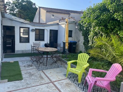 Charming Echoppe Rochelaise + studio 15 minutes from historic beach & parks.