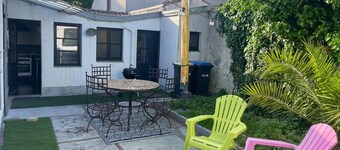 Charming Echoppe Rochelaise + studio 15 minutes from historic beach & parks.