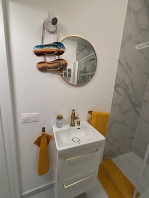Dusche, Haartrockner, Handtücher, Seife