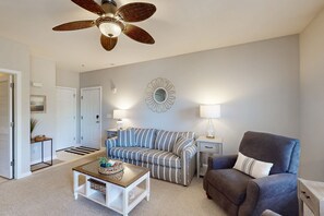 Télévision, lecteur de DVD, livres