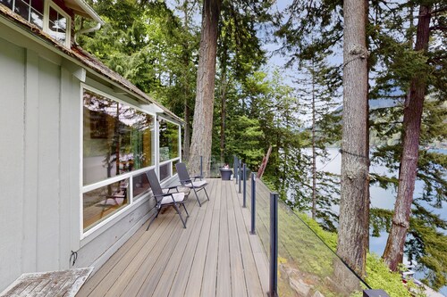Rustic Waterfront Cabin Retreat on Scenic Lake Sutherland