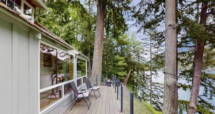 Rustic Waterfront Cabin Retreat on Scenic Lake Sutherland