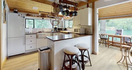 Rustic Waterfront Cabin Retreat on Scenic Lake Sutherland