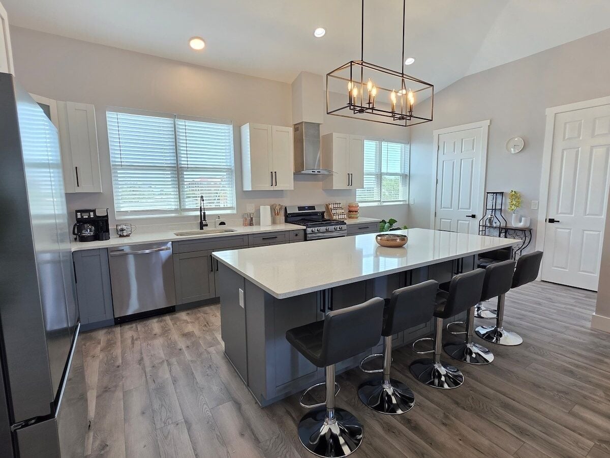 Kjøleskap, mikrobølgeovn, kokeplater og oppvaskmaskin