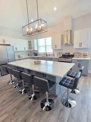 Refrigerador, microondas, parrilla de estufa y lavavajillas 