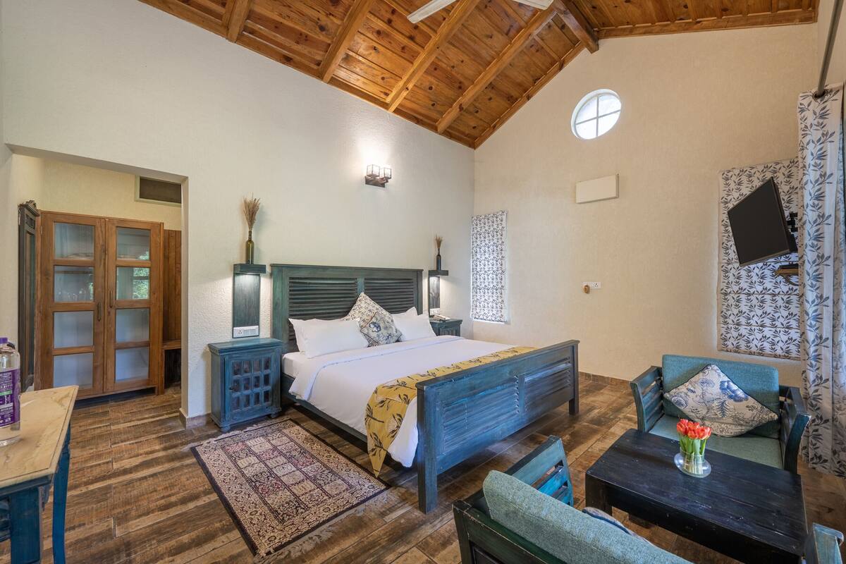 Habitación Deluxe, balcón, vista a la montaña | Escritorio, espacio para trabajar con laptop y cortinas blackout
