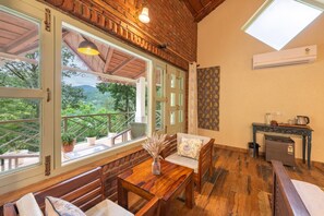 Bureau, espace de travail pour ordinateur portable, rideaux occultants