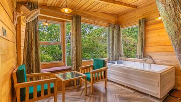 Deep-soaking bathtub