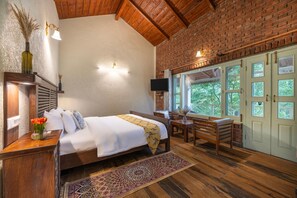 Chambre luxueuse, balcon, vue sur le lac | Bureau, espace de travail pour ordinateurs portables
