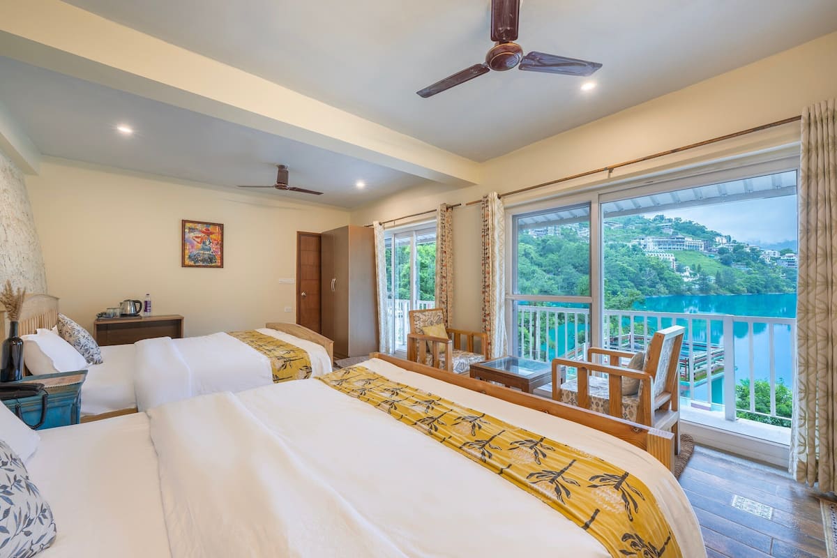 Family Quadruple Room, Balcony, Lake View | Meja, ruang kerja komputer riba, langsir/tirai gelap terus