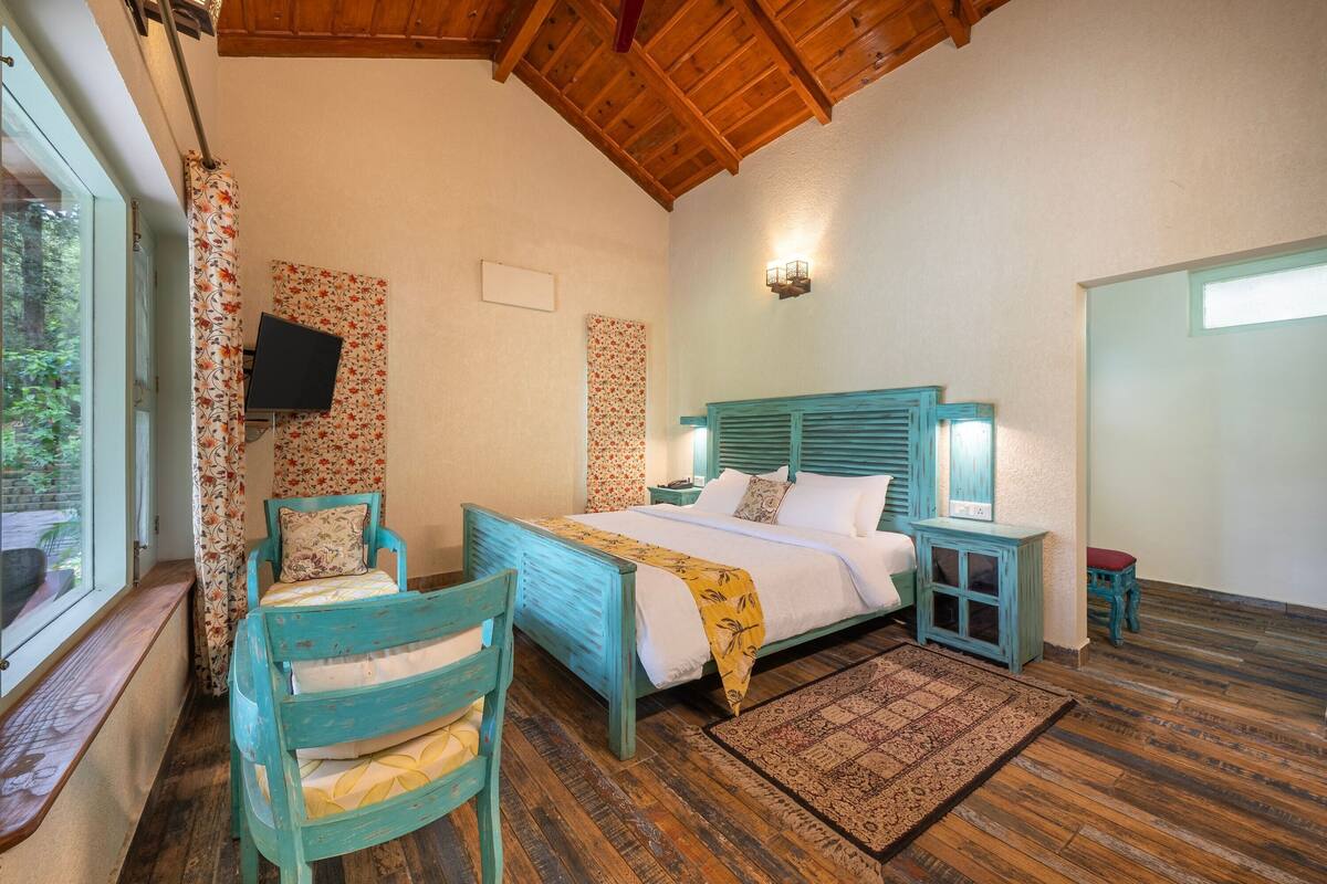 Deluxe Room, Balcony, Lake View | Meja, ruang kerja komputer riba, langsir/tirai gelap terus 