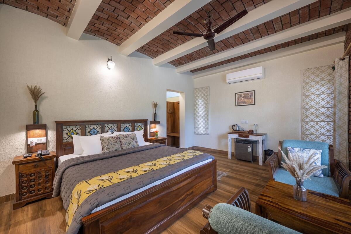 Habitación superior, balcón, vista al lago | Escritorio, espacio para trabajar con laptop y cortinas blackout