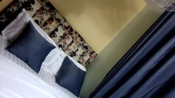 Yhden hengen comfort-huone, näköala pihalle | Silitysrauta/-lauta, ilmainen Wi-Fi